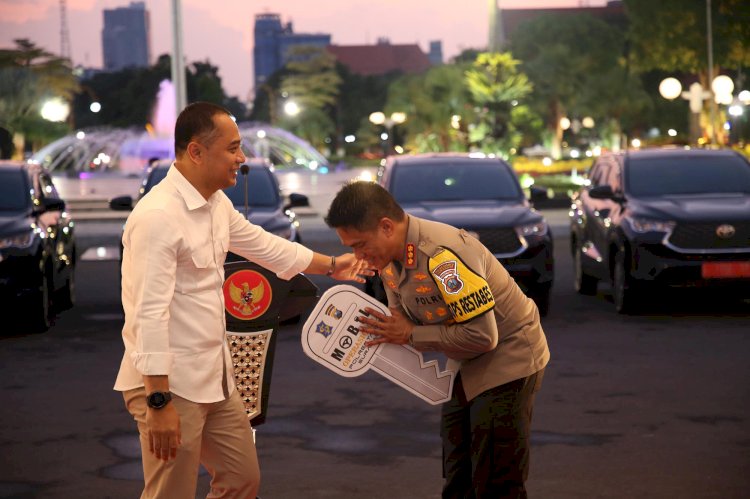 Wali Kota Eri Cahyadi menyerahkan secara simbolis kunci mobil operasional pinjam pakai ke Kapolrestabes Surabaya/RMOLJatim