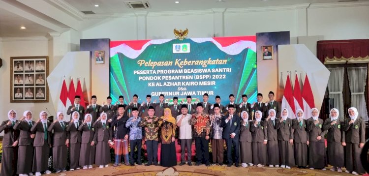 Gubernur Khofifah bersama para santri penerima beasiswa kuliah di Universitas Al Azhar Kairo Mesir/Ist