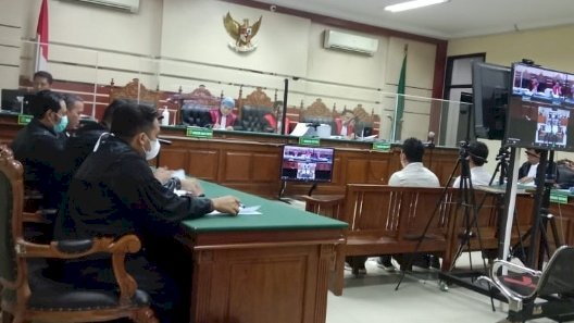 Teks foto: Dua penyuap dana hibah Pokir untuk Pokmas APBD Jatim ke Sahat Tua P Simanjuntak jalani sidang/RMOLJatim