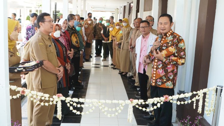 Bupati Yuhronur Efendi saat meresmikan Urologi Center di RSUD Dr Soegiri Lamongan/ist