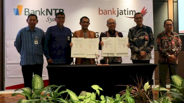 Caption:  Direktur Mikro, Ritel, dan Menengah Bank Jatim Arief Wicaksono dan Direktur Pembiayaan Bank NTB Syariah Muhamad Usman yang disaksikan langsung oleh Direktur Utama Bank Jatim Busrul Iman, Direktur Keuangan, Treasury, dan Global Services Bank Jatim Edi Masrianto, serta Direktur Utama Bank NTB Syariah Kukuh Rahardjo.