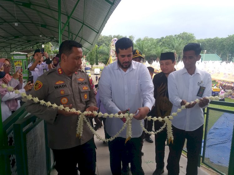 Wali Kota Habib Hadi Zainal Abidin saat gunting bunga peresmian Pujasera Alun-alun Kota Probolinggo/Ist