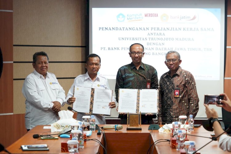 Pemimpin Bank Jatim Cabang Bangkalan Tjitjuk Soesilo Pribadi dan Rektor Universitas Trunojoyo Madura Dr Safi’ SH, MH yang disaksikan langsung oleh Direktur Manajemen Resiko Bank Jatim Eko Susetyono/Ist