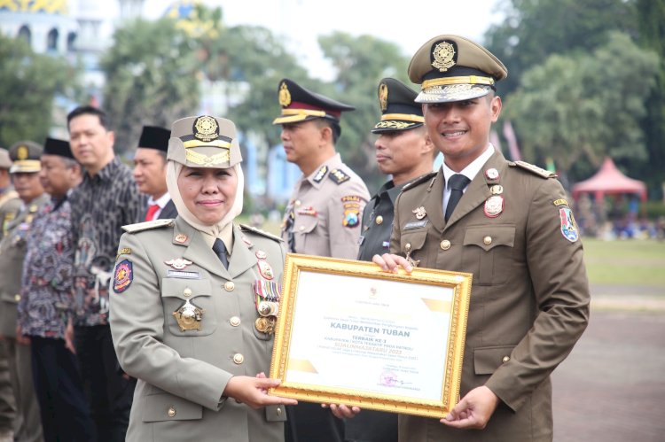 Gubernur Khofifah Indar Parawansa saat menyerahkan penghargaan kepada Bupati Tuban Aditya Halindra Faridzky/RMOLJatim