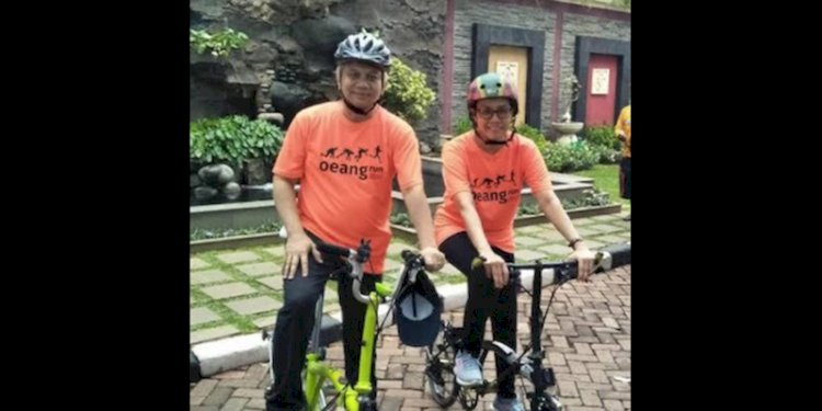 Sri Mulyani dan suami berfoto menaiki sepeda lipat Brompton/Net