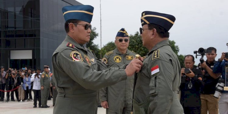 Menhan Prabowo Subianto (kanan) menerima Wing Penerbang Kehormatan dari Panglima TNI Laksamana Yudo Margono/Ist