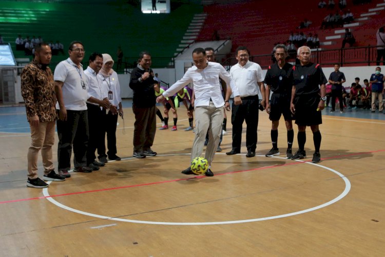 Wali Kota Eri membuka kejuaraan Futsal antar SMP/MTS se-Surabaya Raya tahun 2023, di Stadion Indoor GBT Kota Surabaya/ist