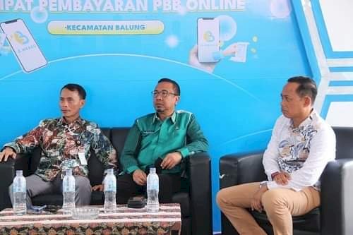 Arief Tyahyono didampingi kepala Bapenda dan Camat Balung saat sosialisasi aplikasi J-MBAKO di Balai Kecamatan Balung/Ist