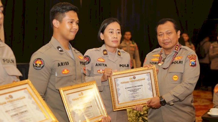 keterangan foto: Kasihumas Polres Madiun Iptu Anita Puspitosari, saat menerima penghargaan /ist.