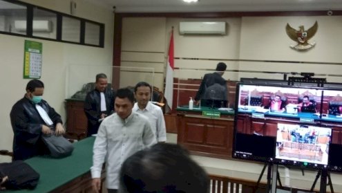 Teks foto: Abdul Hamid dan Ilham Wahyudi usai menjalani sidang di Pengadilan Tipikor Surabaya/RMOLJatim