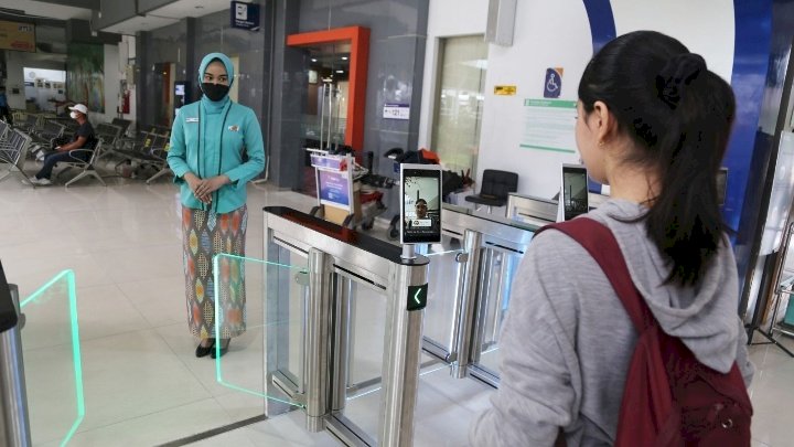 Calon penumpang di stasiun Gubeng Surabaya 