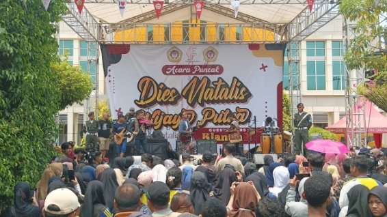 Teks foto: Grup Musik Klantink saat puncak Dies Natalis Ke-42 Wijaya Putra/RMOLJatim