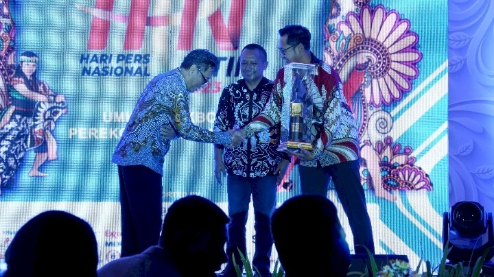 Direktur PT Petrogas Jatim Utama (Perseroda) Buyung Afrianto memperoleh penghargaan dari PWI Jatim 