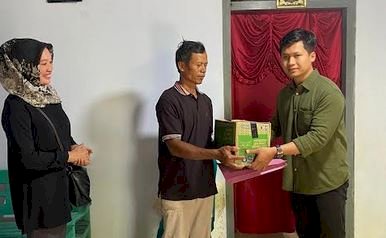 Keluarga korban tragedi Kanjuruhan menerima bantuan dari aparat kepolisian/Ist