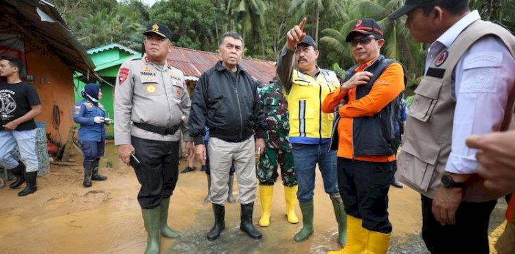 Kepala Badan Nasional Penanggulangan Bencana (BNPB) Letjen TNI Suharyanto (kedua dari kanan) saat tinjau bencana tanah longsor di Natuna/Ist