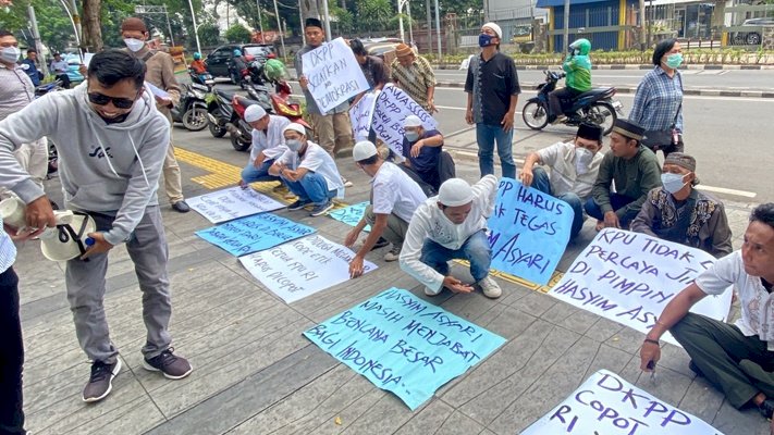 Massa Perkumpulan Pemuda Keadilan berunjukrasa di tengah pelaksanaan sidang dugaan pelanggaran Kode Etik Penyelenggara Pemilu (KEPP)/RMOL