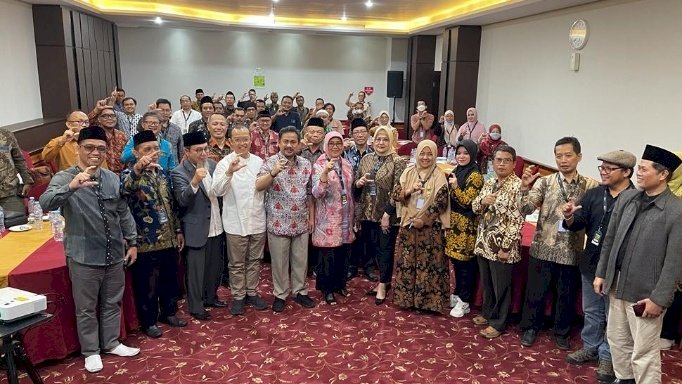 Teks foto: Iksan bersama ICMI Jatim/ist