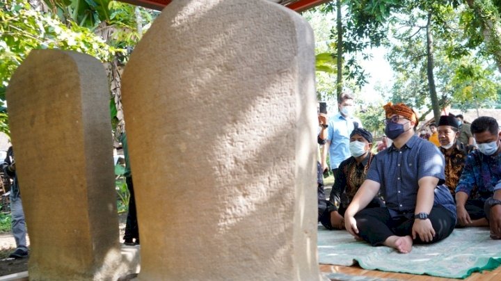 Foto : Bupati Kediri saat berada di prasasti Harinjing