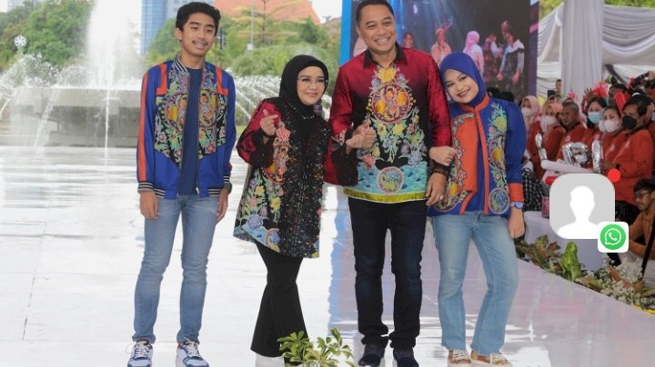 Teks foto: Wali Kota Eri bersama keluarga mengunakan batik produk UMKM/RMOLJatim