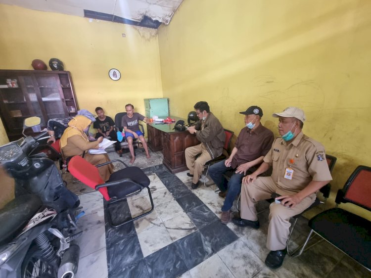  Petugas Kelurahan Manukan Kulon saat mendatangi rumah yang kabarny ada anak yang putus sekolah/ist