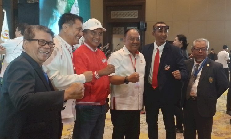 Ketum KONI Pusat Marciano Norman bersama Cabor yang baru gabung di Rakernas KONI/RMOLJatim