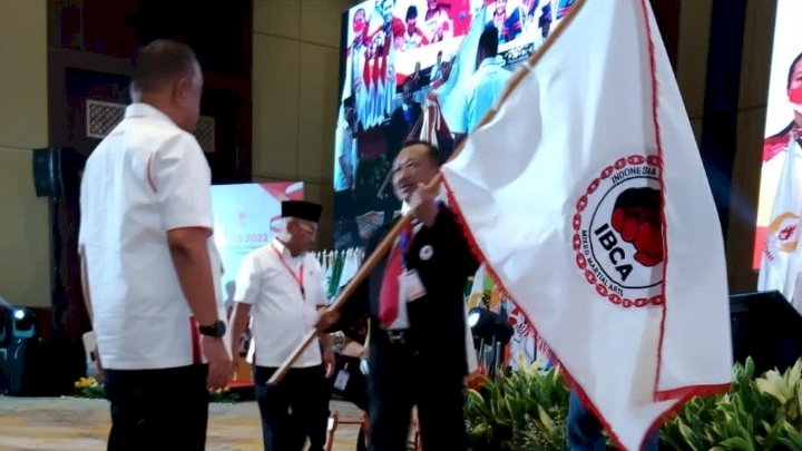 Foto: Ketum IBCA saat menyerahkan Bendera IBCA ke Ketua Umum KONI Pusat