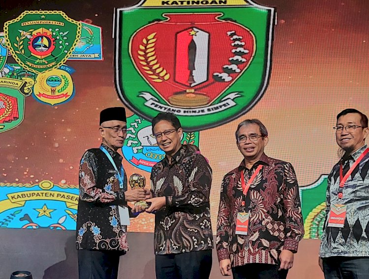 Bupati Bondowoso KH Salwa Arifin (kiri) saat menerima piagam UHC Award 2023/ist