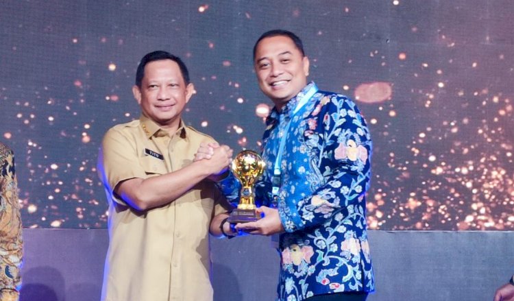 Wali Kota Surabaya Eri Cahyadi menerima penghargaan UHC Award dari Mendagri Tito Karnavian/ist