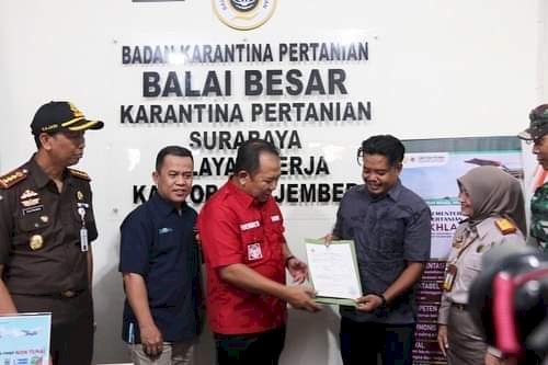 Bupati Jember Hendy Siswanto bersama Kepala Balai Karantina pertanian Surabaya, cicik Executive Vice President Regional 5 Jatim Bali Nusra, Dino Ariyadi/Ist