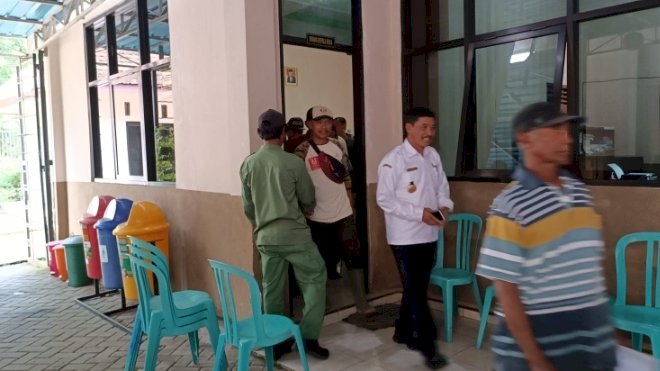 Caption: Warga 1 dusun Desa Sumbersari, Srono melabrak Kepala Desa, menanyakan biaya pajak yang telah dibayar selama 4 tahun/ist