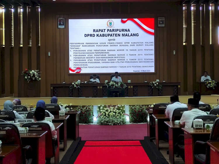 Suasana rapat paripurna dengan agenda penyampaian pandangan umum seluruh fraksi terhadap 4 Raperda/RMOLJatim