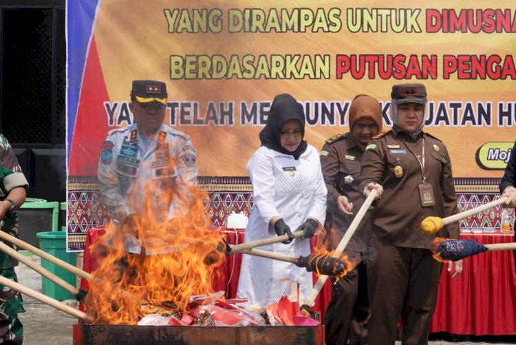 Bupati Mojokerto Ikfina Fahmawati bersama Forkopimda Kabupaten Mojokerto saat pemusnahan barang hukti rampasan hasil kejahat/ist