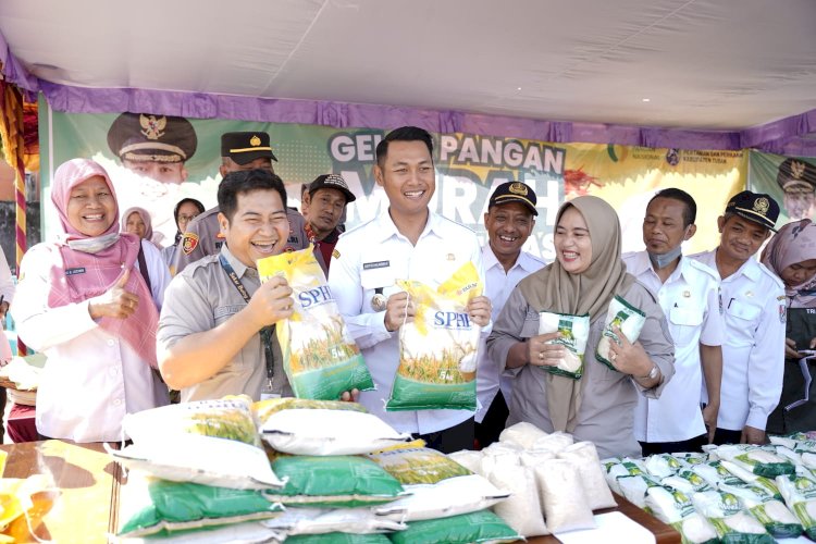 Bupati Tuban  Aditya Halindra  Faridzky saat mengunjungi pangan murah di Kantor Desa  Wadung Kecamatan Jenu/RMOLJatim