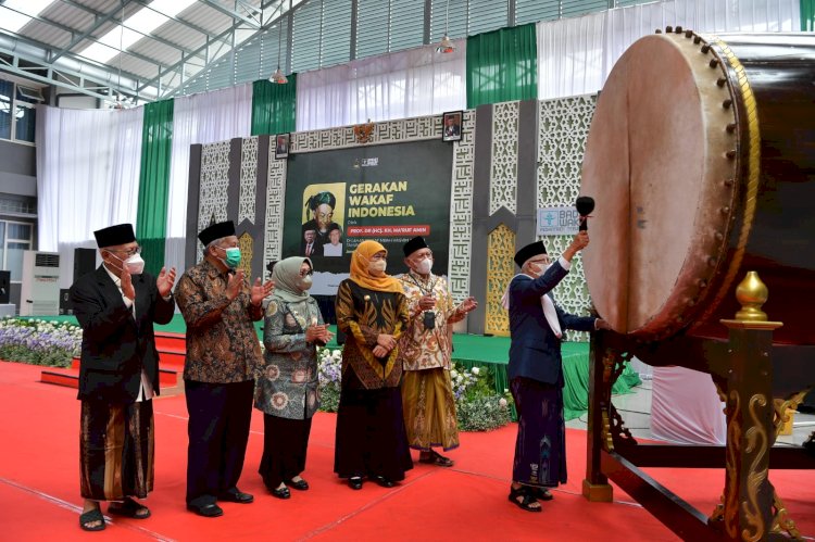 Peluncuran program Gerakan Wakaf Indonesia (GWI) oleh Wakil Presiden RI KH Ma’ruf Amin didampingi Gubernur Jawa Timur Khofifah Indar Parawansa di SMA Trensains Tebuireng, Kecamatan Ngoro, Kabupaten Jombang, Rabu (15/3) siang/ist