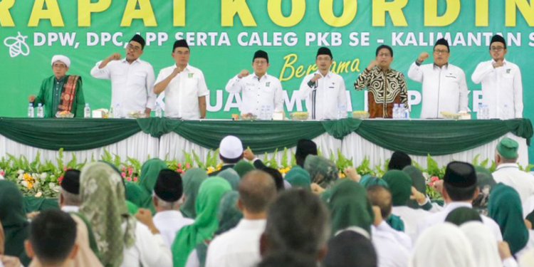 Muhaiman Iskandar bersama fungsionaris PKB dalam sebuah kegiatan/Ist