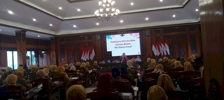 Narasumber dari Balai Besar Guru Penggerak Propinsi Jawa Timur memaparkan kurikulum merdeka/ist