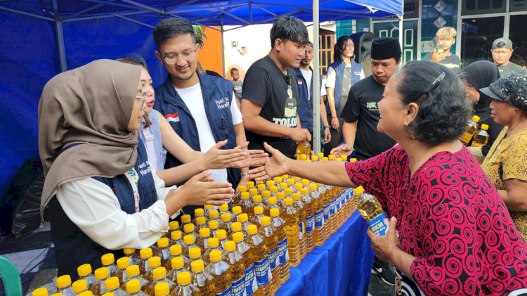 Tom Liwafa berbagi minyak goreng 