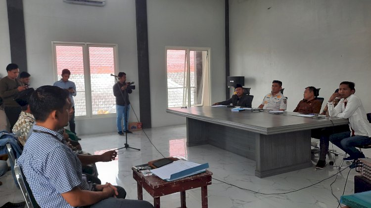 Warga Desa Morombuh, Kecamatan Kwanyar, audiensi di kantor Dinas Pemberdayaan Masyarakat dan Desa (DPMD) Bangkalan/RMOLJatim