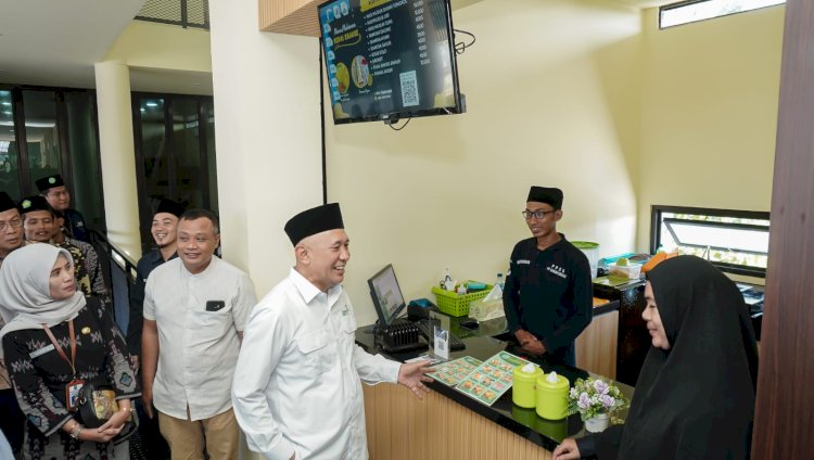 Menteri Koperasi dan UKM RI Teten Masduki saat menghadiri peresmian Restoran Sunan Drajat di Paciran Lamongan/ist