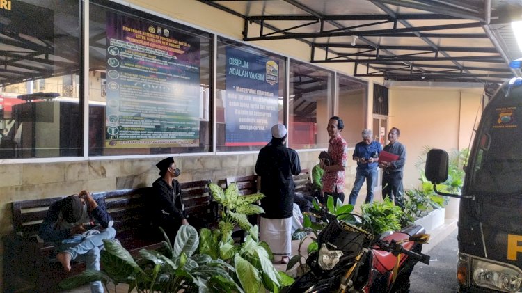 FH (songkok putih dan baju hitam) tersangka kasus pencabulan santriwati sebelum ditahan Polres Jember beberapa waktu lalu/RMOLJatim