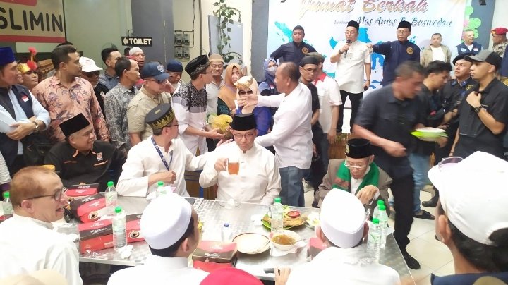 Anies Baswedan saat makan di sentra kuliner wisata depan Masjid Al Akbar 