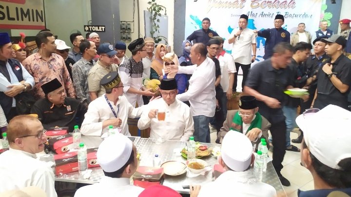 Anies Baswedan saat makan di sentra kuliner wisata depan Masjid Al Akbar 