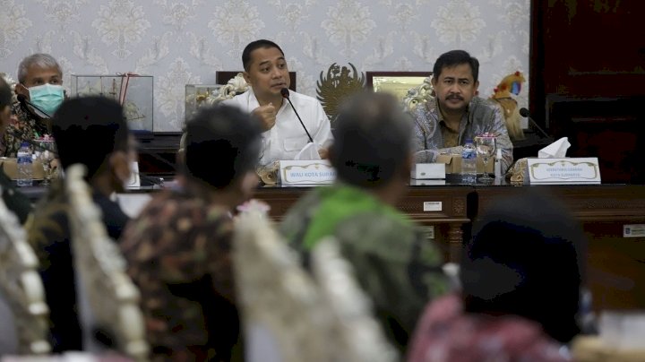 Teks foto: Wali Kota Eri bersama Sekda menerima tim verifikasi ODF Provinsi Jawa Timur/ist