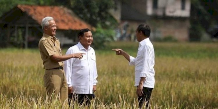 Presiden Jokowi saat bersama Prabowo Subianto dan Ganjar Pranowo meninjau panen raya di Kebumen, Jawa Tengah (9/3)/Net