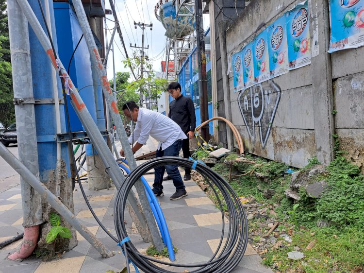 Anas Karno menemukan kabel utilitas terbengkalai dipedestrian Jalan Mayjend Sungkono/RMOLJatim