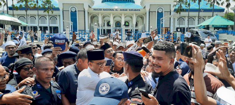 Anies Baswedan menyapa pendukungnya di masjid Al Akbar Surabaya/ist