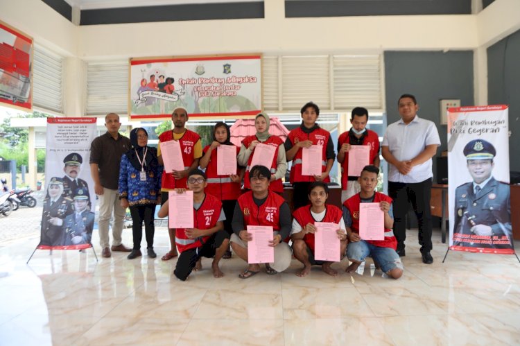  Sembilan tersangka tindak pidana umum usai menerima surat ketetapan penghentian penuntutan Kajari Surabaya/Ist
