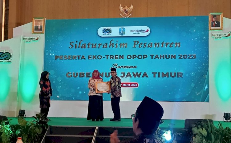 Wali Kota Malang, Drs.H. Sutiaji saat menerima penghargaan dari Gubernur Jatim, Khofifah Indar Parawansa/Ist