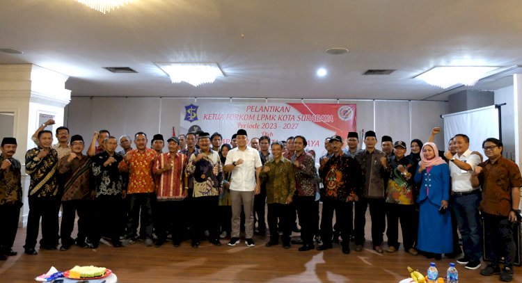 Wali Kota Eri Cahyadi bersama pengurus Ketua Forkom LPMK Periode tahun 2023-2027 terpilih/RMOLJatim