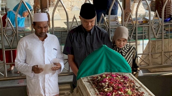 Ganjar Pranowo dan istrinya saat di makam Sunan Giri 